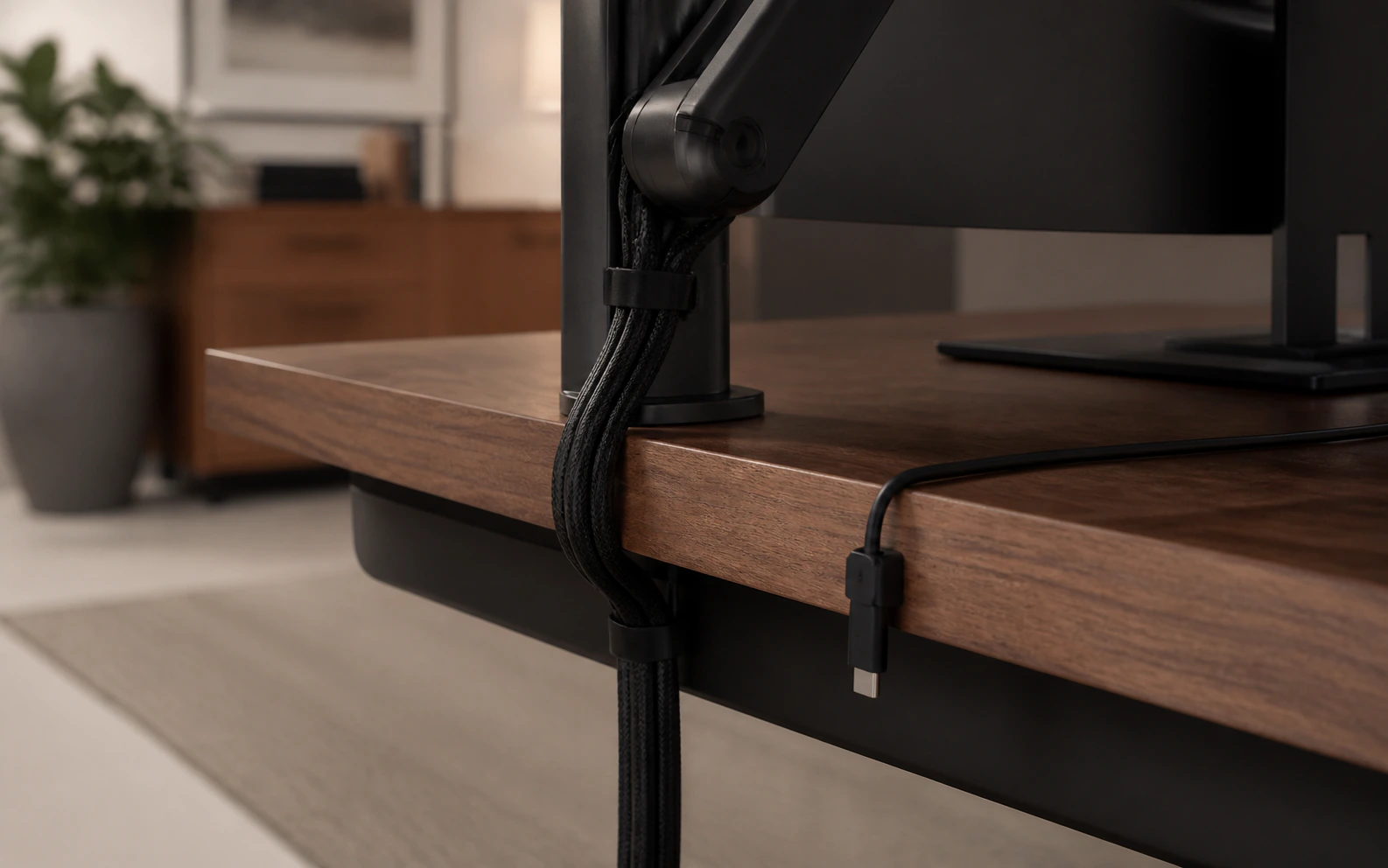تفکیک کابل‌های ثابت پشت مانیتور از کابل USB-C روزانه در لبه میز