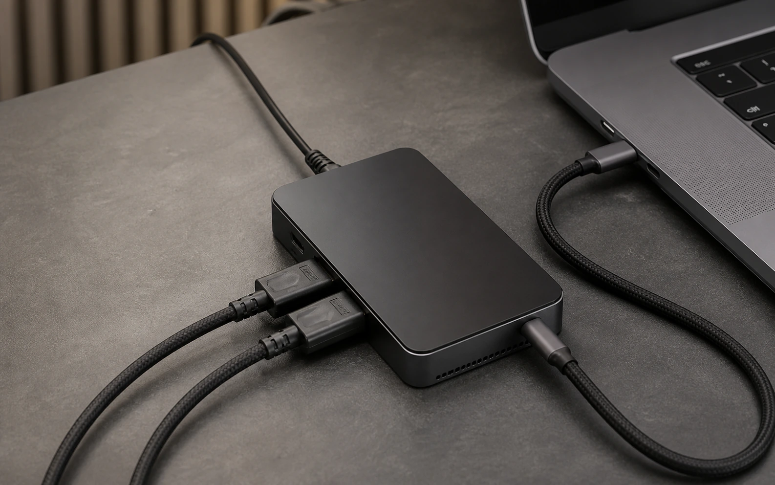 داک USB-C لپ‌تاپ با دو کابل مستقل نمایشگر و مسیر برق